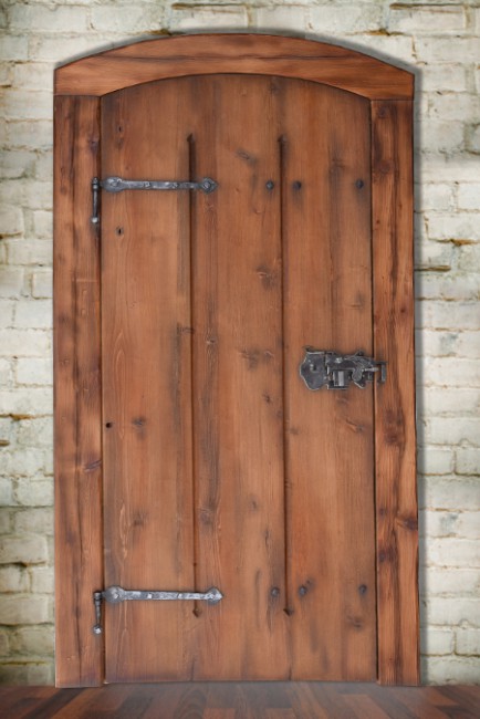 Patinované dveře s ručně kovanými zámky a panty.       	