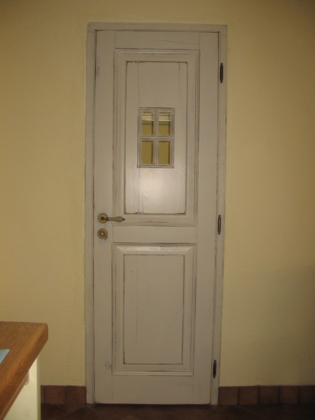 Patinované vnitřní dveře s okénkem.       	