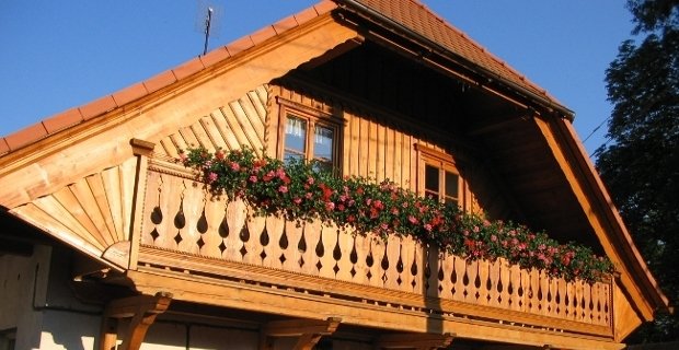 dřevěný štít domu